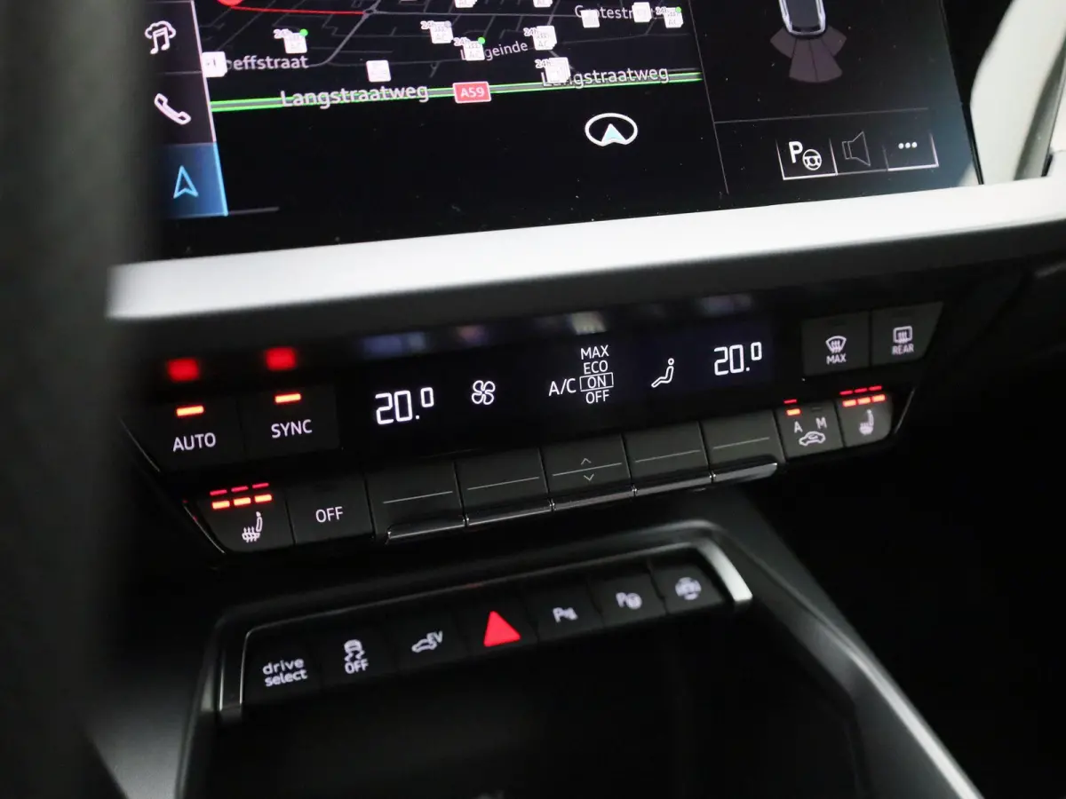 40 TFSI e S edition l Cruise control l Head-up display l Airco l Navigatie l Apple Carplay / Android Auto l Parkeersensoren l SONOS Premium 3D l Stoelverwarming l Lichtmetalen wielen