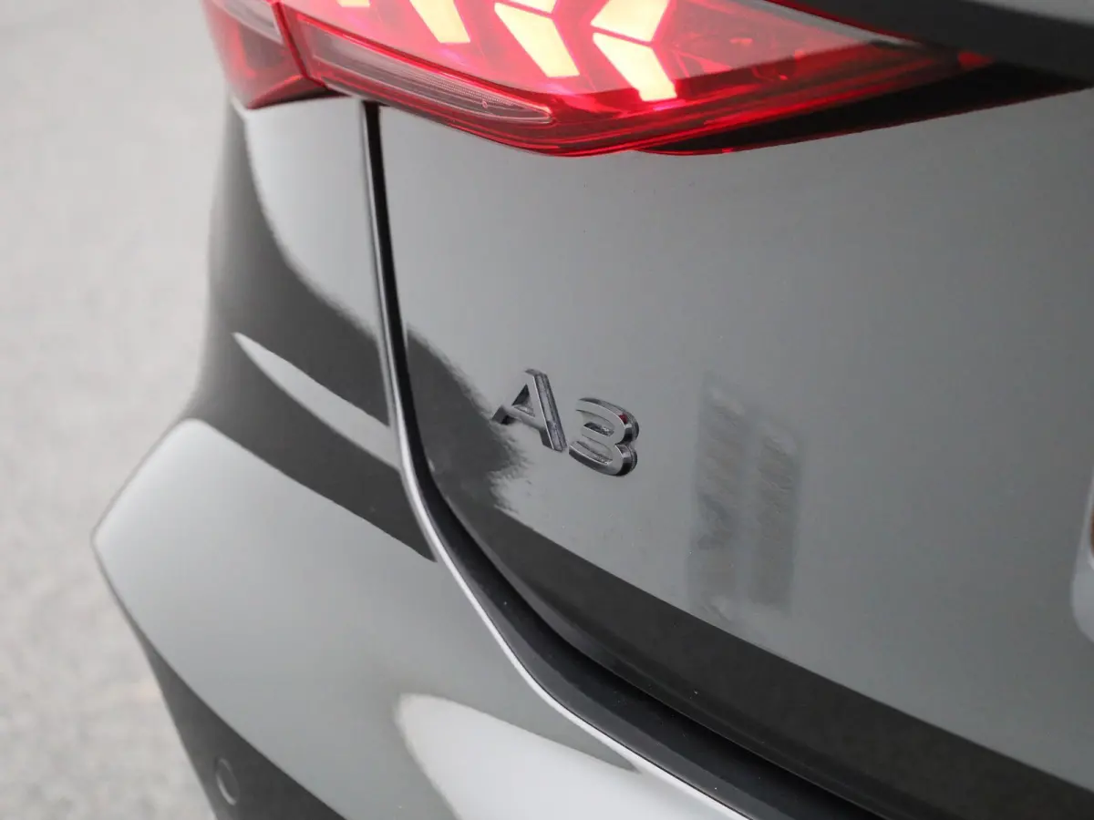 40 TFSI e S edition l Cruise control l Head-up display l Airco l Navigatie l Apple Carplay / Android Auto l Parkeersensoren l SONOS Premium 3D l Stoelverwarming l Lichtmetalen wielen