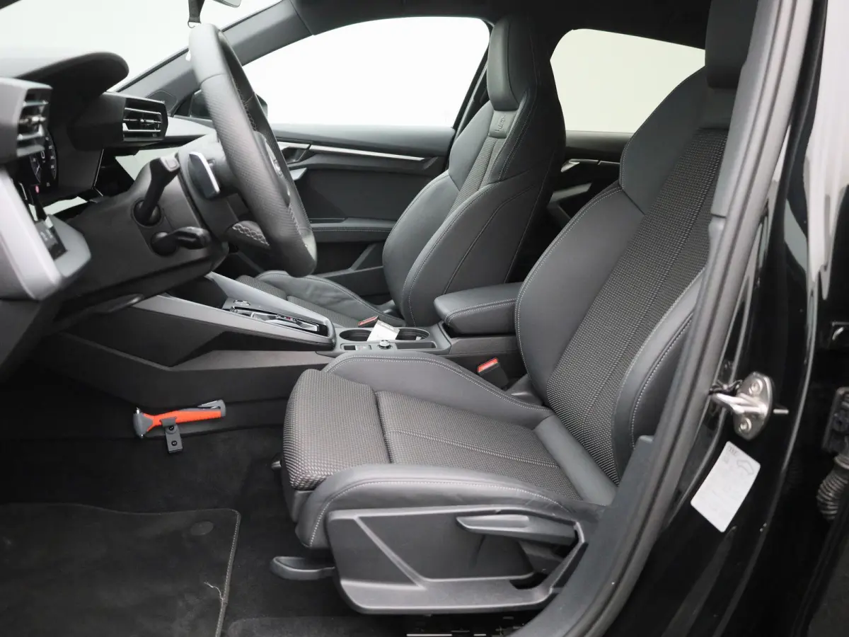 40 TFSI e S edition l Cruise control l Head-up display l Airco l Navigatie l Apple Carplay / Android Auto l Parkeersensoren l SONOS Premium 3D l Stoelverwarming l Lichtmetalen wielen