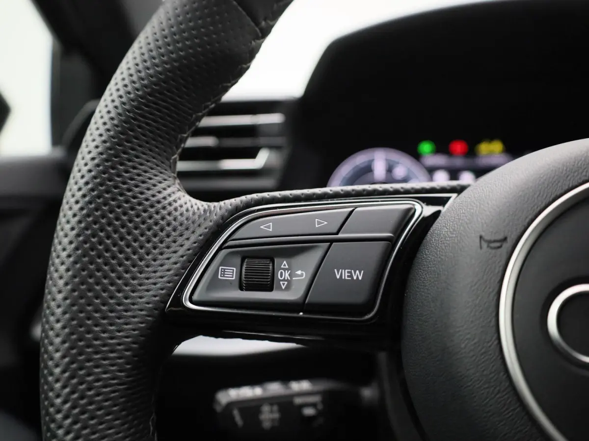 40 TFSI e S edition l Cruise control l Head-up display l Airco l Navigatie l Apple Carplay / Android Auto l Parkeersensoren l SONOS Premium 3D l Stoelverwarming l Lichtmetalen wielen