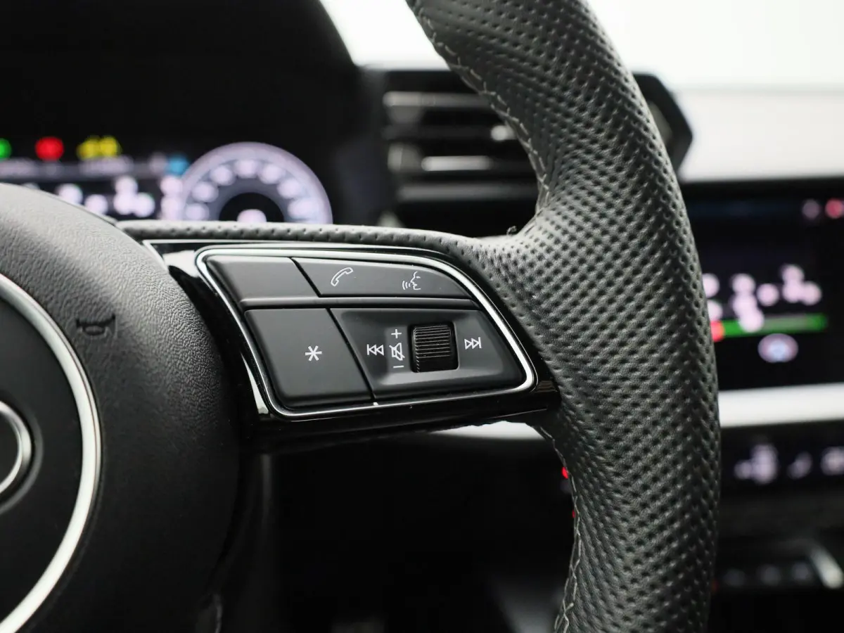 40 TFSI e S edition l Cruise control l Head-up display l Airco l Navigatie l Apple Carplay / Android Auto l Parkeersensoren l SONOS Premium 3D l Stoelverwarming l Lichtmetalen wielen