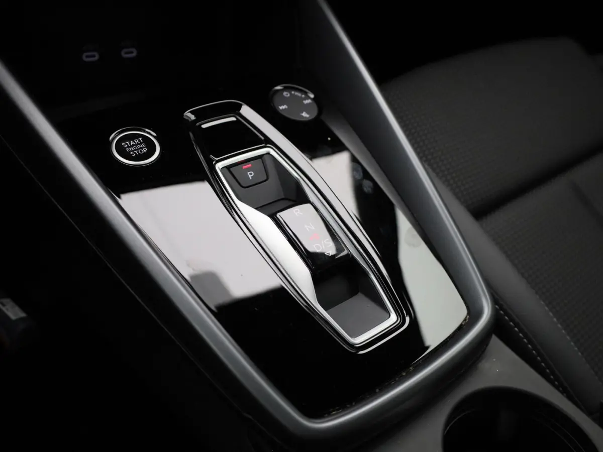 40 TFSI e S edition l Cruise control l Head-up display l Airco l Navigatie l Apple Carplay / Android Auto l Parkeersensoren l SONOS Premium 3D l Stoelverwarming l Lichtmetalen wielen