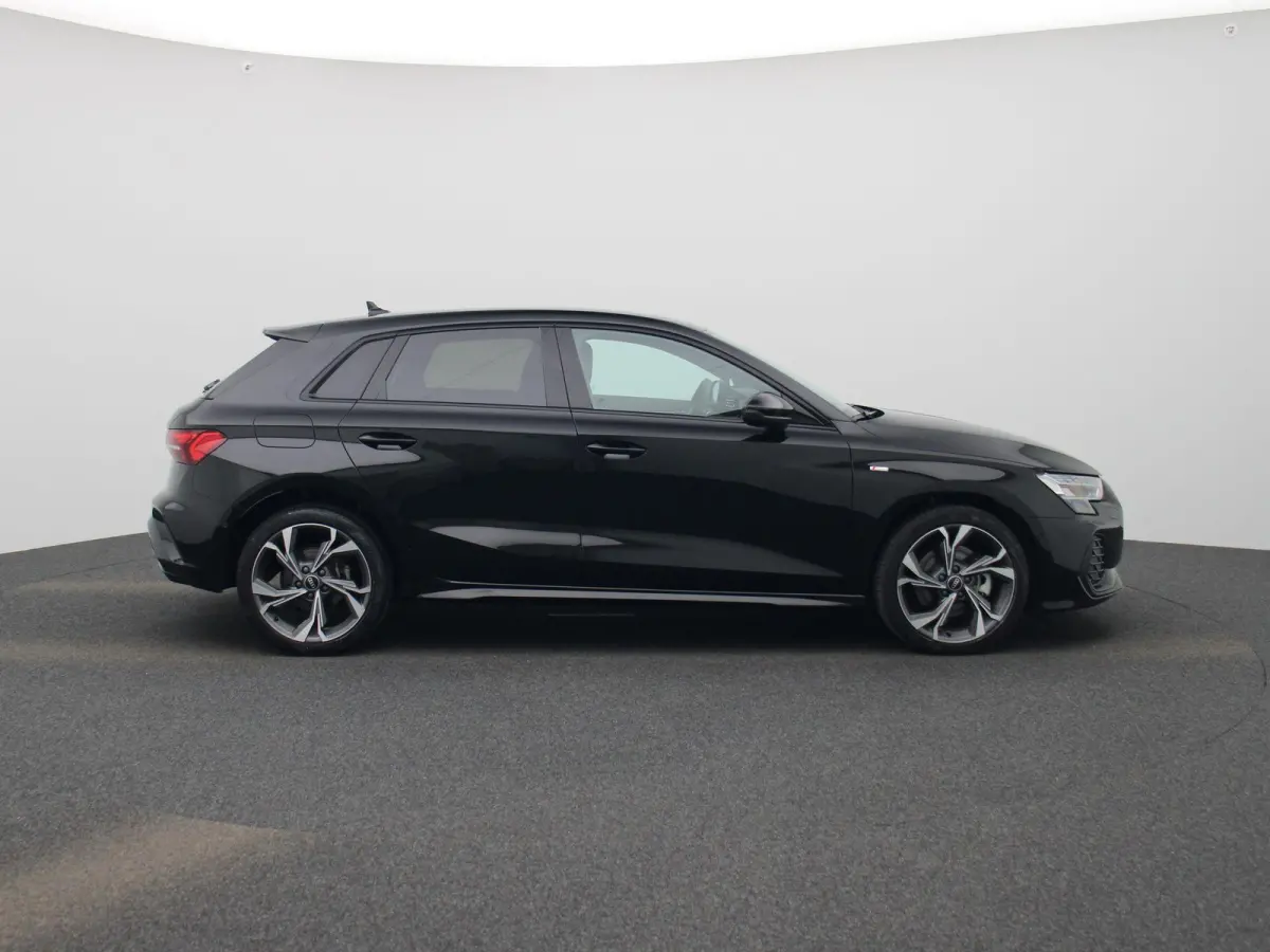 40 TFSI e S edition l Cruise control l Head-up display l Airco l Navigatie l Apple Carplay / Android Auto l Parkeersensoren l SONOS Premium 3D l Stoelverwarming l Lichtmetalen wielen