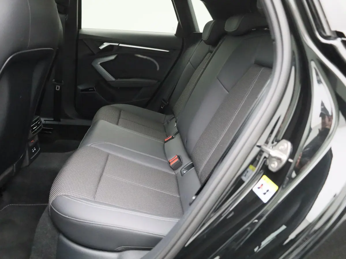40 TFSI e S edition l Cruise control l Head-up display l Airco l Navigatie l Apple Carplay / Android Auto l Parkeersensoren l SONOS Premium 3D l Stoelverwarming l Lichtmetalen wielen