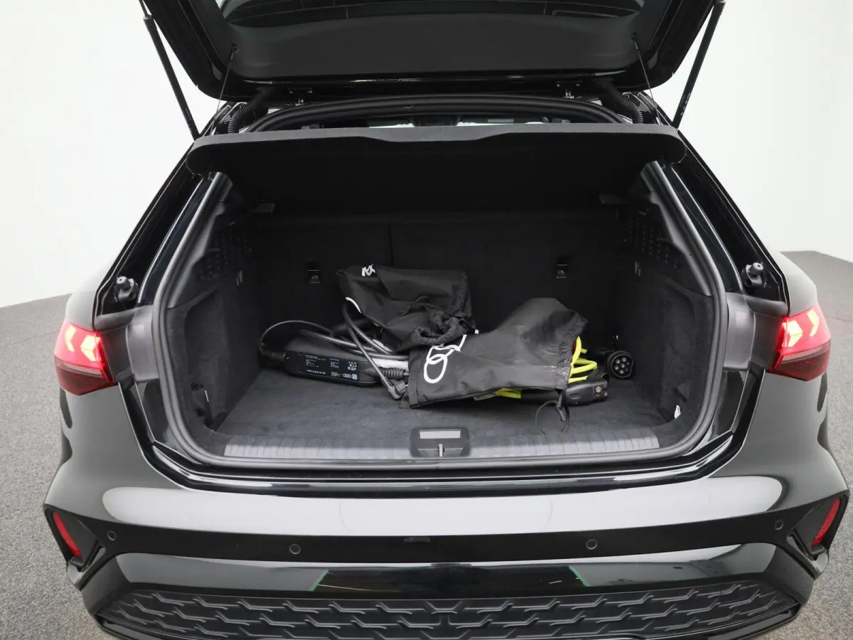 40 TFSI e S edition l Cruise control l Head-up display l Airco l Navigatie l Apple Carplay / Android Auto l Parkeersensoren l SONOS Premium 3D l Stoelverwarming l Lichtmetalen wielen