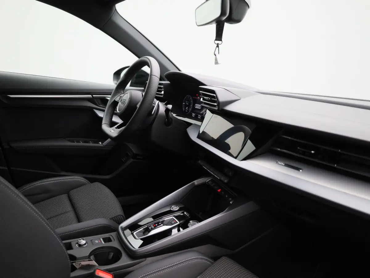 40 TFSI e S edition l Cruise control l Head-up display l Airco l Navigatie l Apple Carplay / Android Auto l Parkeersensoren l SONOS Premium 3D l Stoelverwarming l Lichtmetalen wielen