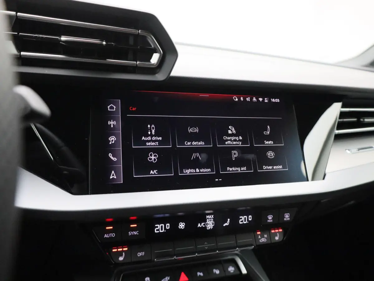 40 TFSI e S edition l Cruise control l Head-up display l Airco l Navigatie l Apple Carplay / Android Auto l Parkeersensoren l SONOS Premium 3D l Stoelverwarming l Lichtmetalen wielen
