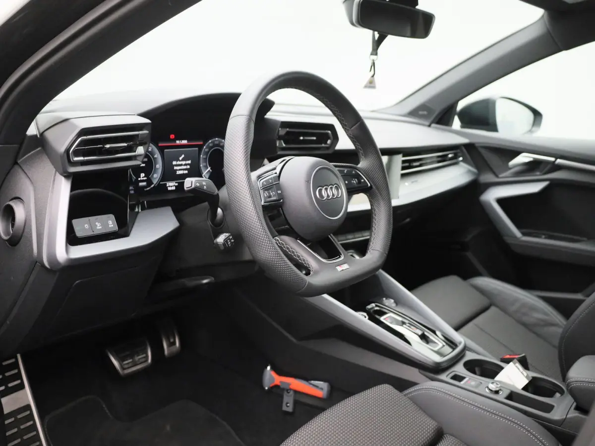 40 TFSI e S edition l Cruise control l Head-up display l Airco l Navigatie l Apple Carplay / Android Auto l Parkeersensoren l SONOS Premium 3D l Stoelverwarming l Lichtmetalen wielen