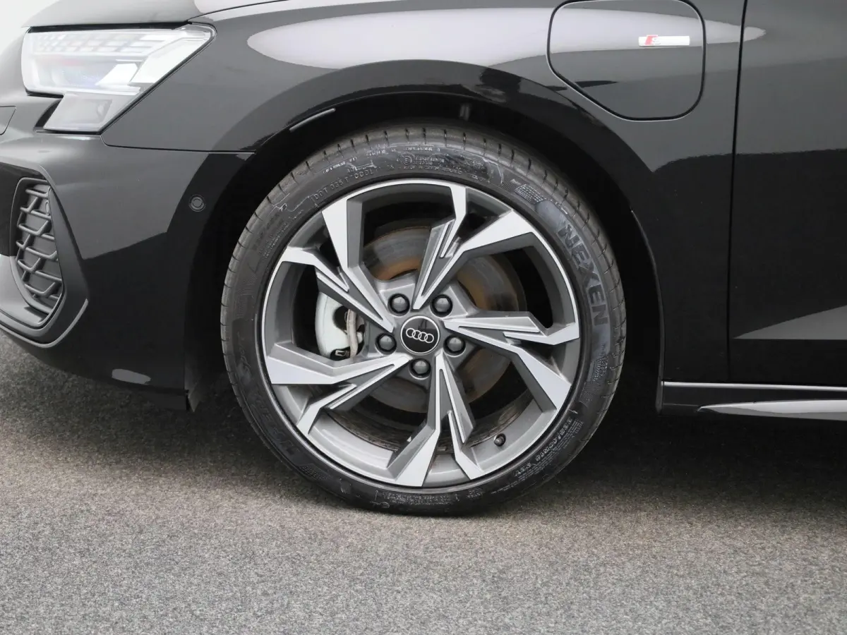 40 TFSI e S edition l Cruise control l Head-up display l Airco l Navigatie l Apple Carplay / Android Auto l Parkeersensoren l SONOS Premium 3D l Stoelverwarming l Lichtmetalen wielen