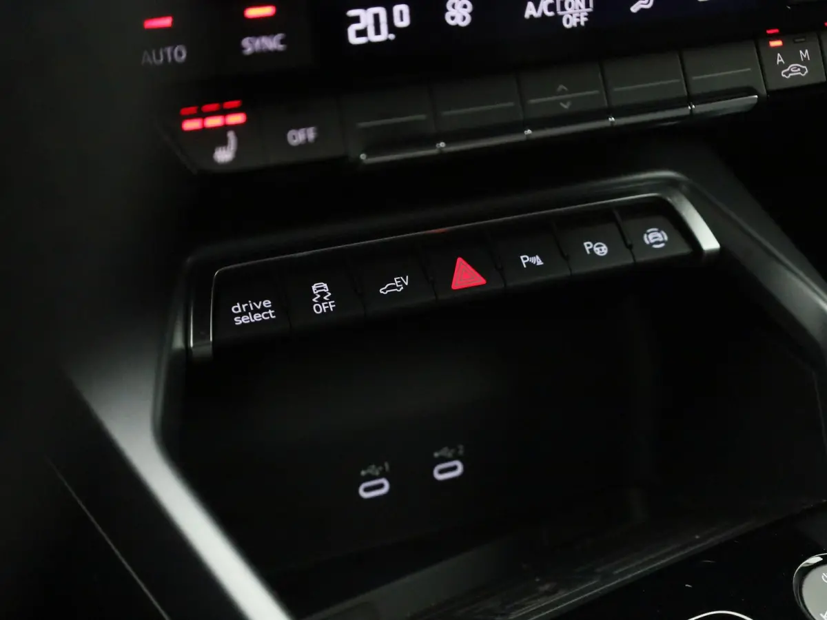 40 TFSI e S edition l Cruise control l Head-up display l Airco l Navigatie l Apple Carplay / Android Auto l Parkeersensoren l SONOS Premium 3D l Stoelverwarming l Lichtmetalen wielen