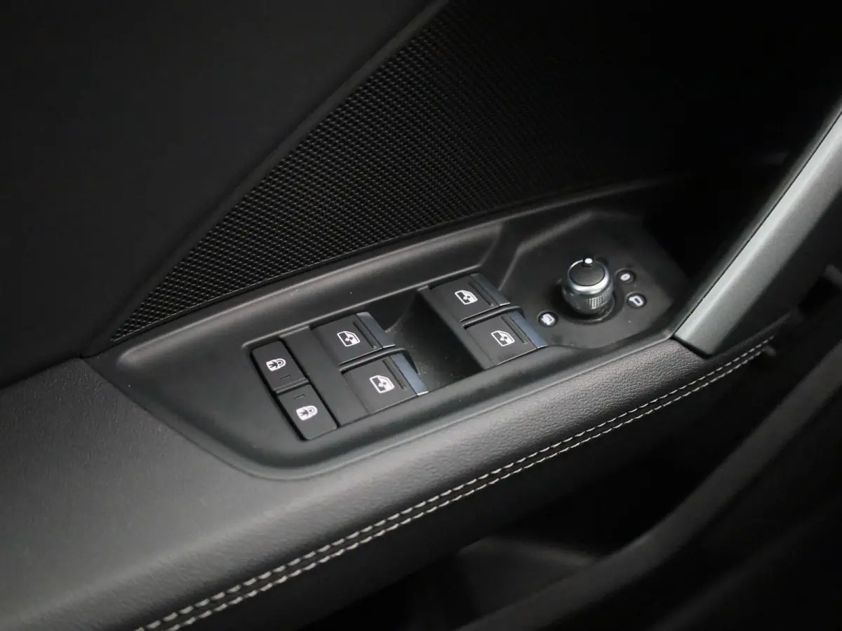 40 TFSI e S edition l Cruise control l Head-up display l Airco l Navigatie l Apple Carplay / Android Auto l Parkeersensoren l SONOS Premium 3D l Stoelverwarming l Lichtmetalen wielen