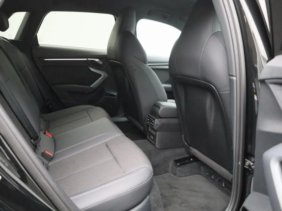 40 TFSI e S edition l Cruise control l Head-up display l Airco l Navigatie l Apple Carplay / Android Auto l Parkeersensoren l SONOS Premium 3D l Stoelverwarming l Lichtmetalen wielen