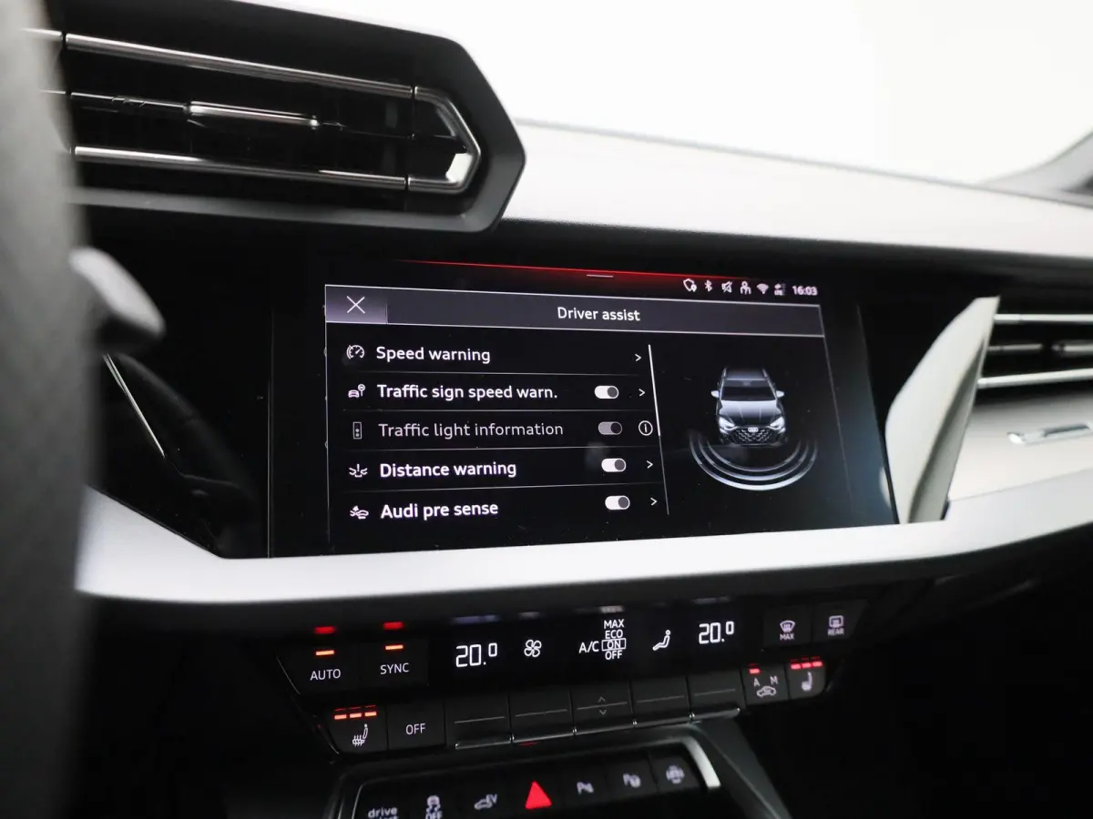 40 TFSI e S edition l Cruise control l Head-up display l Airco l Navigatie l Apple Carplay / Android Auto l Parkeersensoren l SONOS Premium 3D l Stoelverwarming l Lichtmetalen wielen