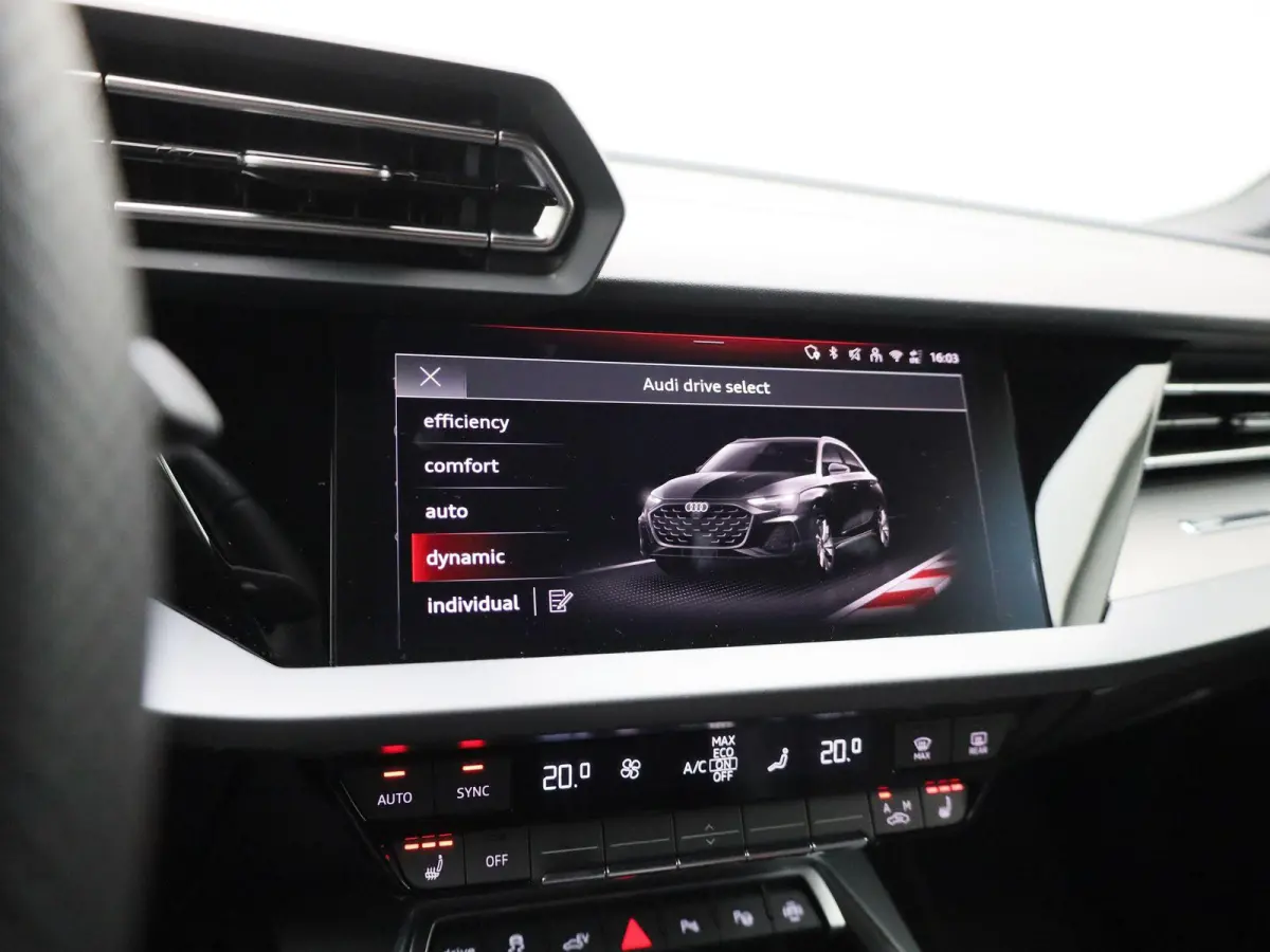40 TFSI e S edition l Cruise control l Head-up display l Airco l Navigatie l Apple Carplay / Android Auto l Parkeersensoren l SONOS Premium 3D l Stoelverwarming l Lichtmetalen wielen