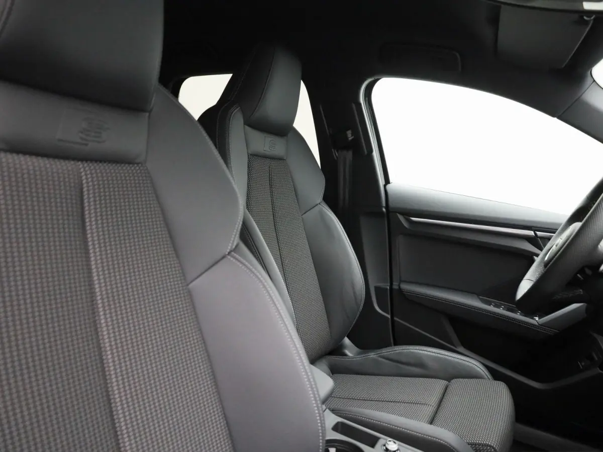 40 TFSI e S edition l Cruise control l Head-up display l Airco l Navigatie l Apple Carplay / Android Auto l Parkeersensoren l SONOS Premium 3D l Stoelverwarming l Lichtmetalen wielen