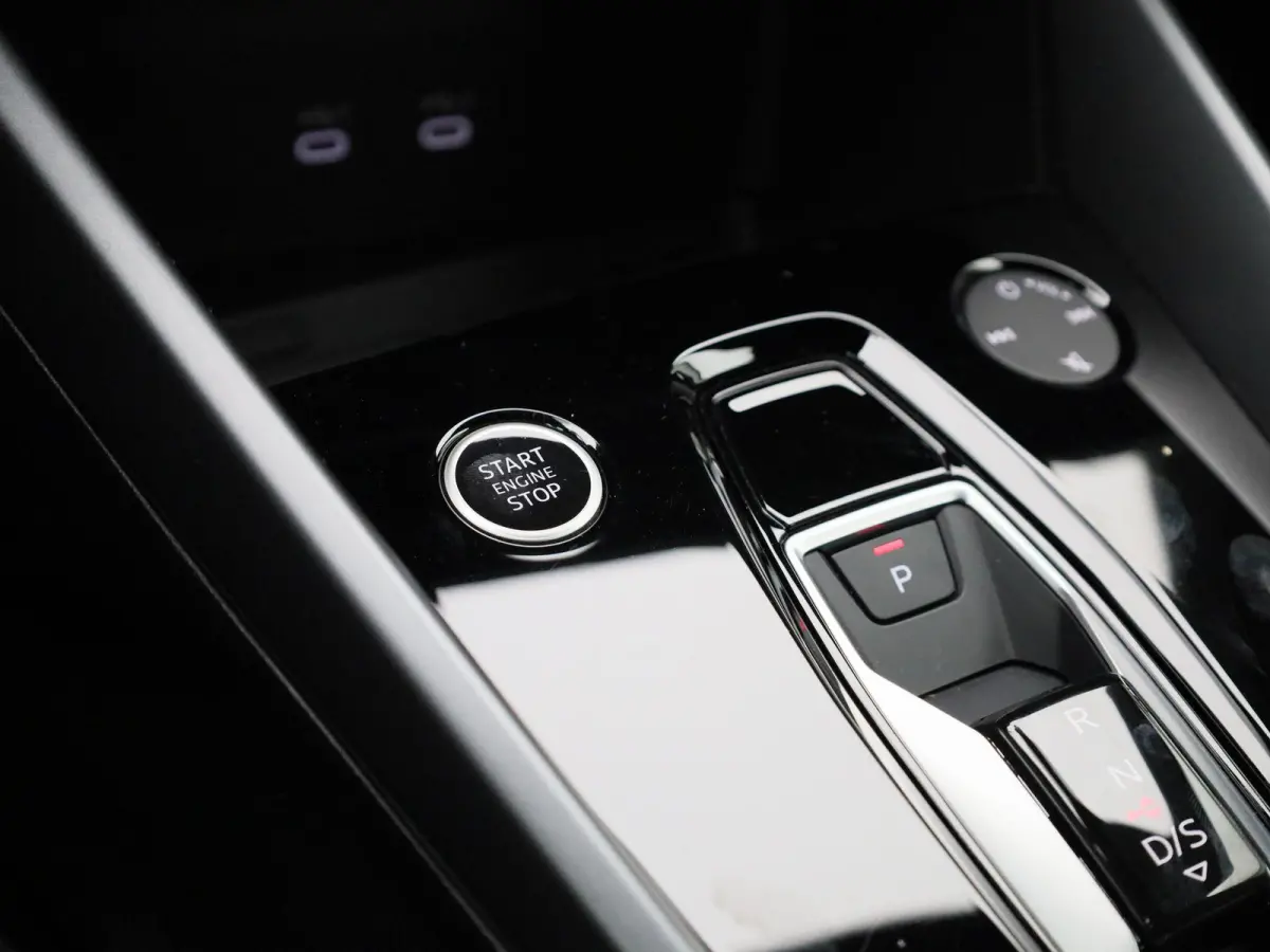 40 TFSI e S edition l Cruise control l Head-up display l Airco l Navigatie l Apple Carplay / Android Auto l Parkeersensoren l SONOS Premium 3D l Stoelverwarming l Lichtmetalen wielen