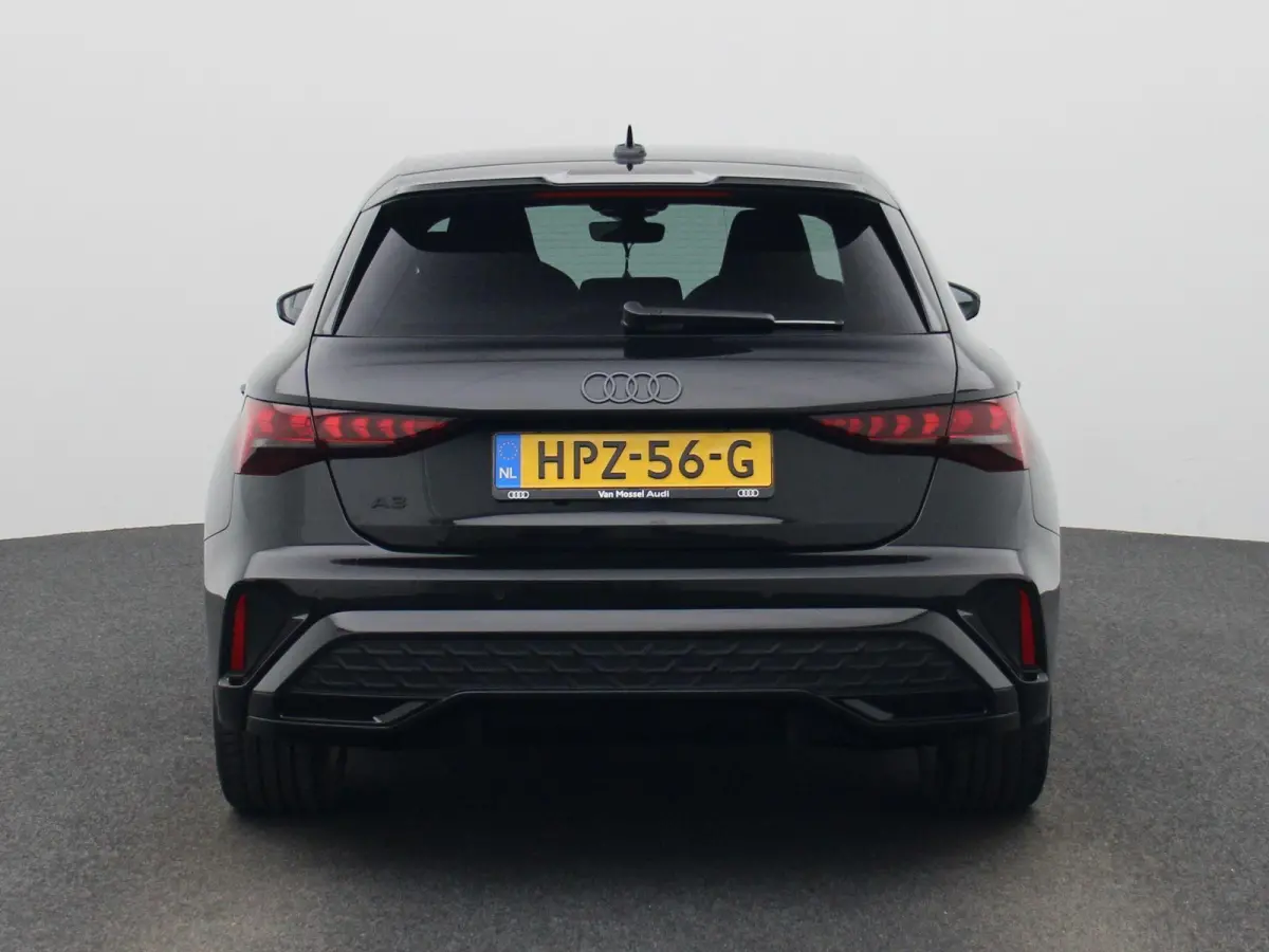 40 TFSI e S edition l Cruise control l Head-up display l Airco l Navigatie l Apple Carplay / Android Auto l Parkeersensoren l SONOS Premium 3D l Stoelverwarming l Lichtmetalen wielen