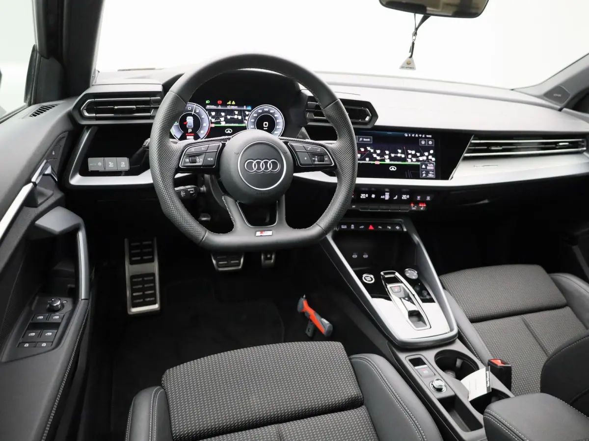 40 TFSI e S edition l Cruise control l Head-up display l Airco l Navigatie l Apple Carplay / Android Auto l Parkeersensoren l SONOS Premium 3D l Stoelverwarming l Lichtmetalen wielen