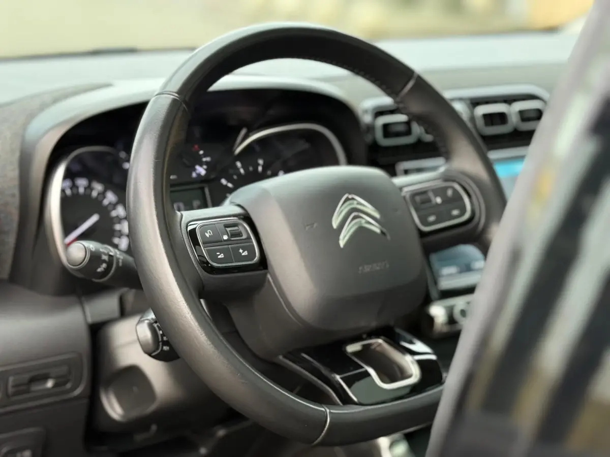 1.2 PureTech Shine 130pk Automaat - Noir Perla Nera - Panorama schuifdak/Carplay