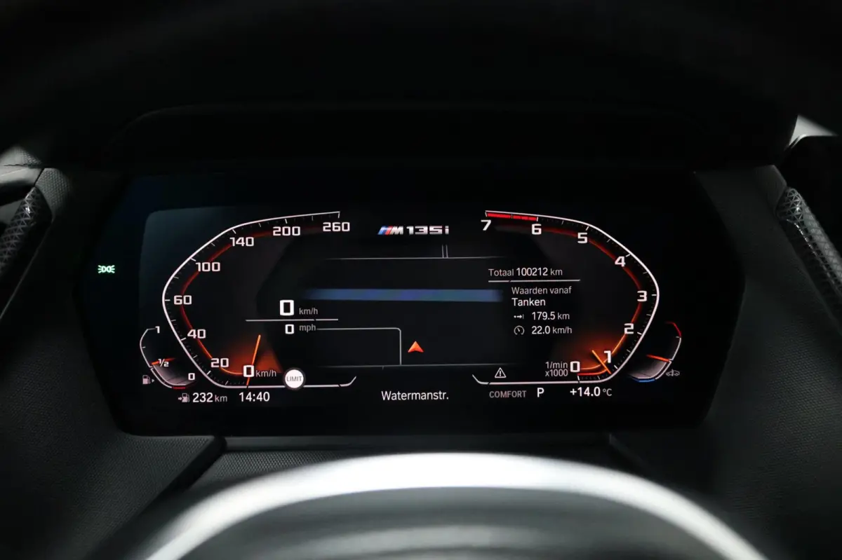 M135i xDrive 306+PK M-PERFORMANCE/LED/VIRTUAL/SFEER/PANO/LEER+S.VERWARMING/CAM/LMV/ACC/ECC/12 MND GARANTIE!