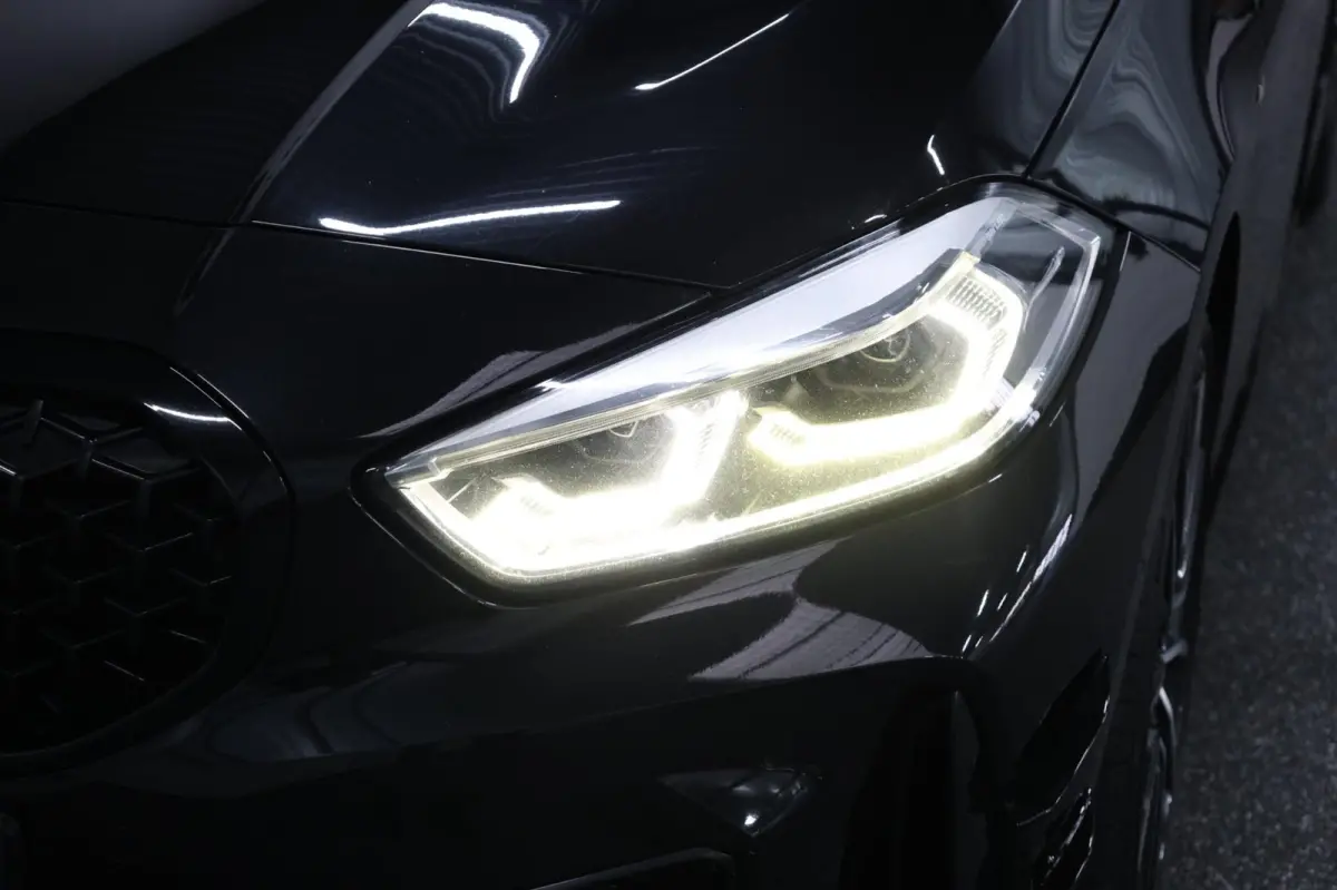 M135i xDrive 306+PK M-PERFORMANCE/LED/VIRTUAL/SFEER/PANO/LEER+S.VERWARMING/CAM/LMV/ACC/ECC/12 MND GARANTIE!