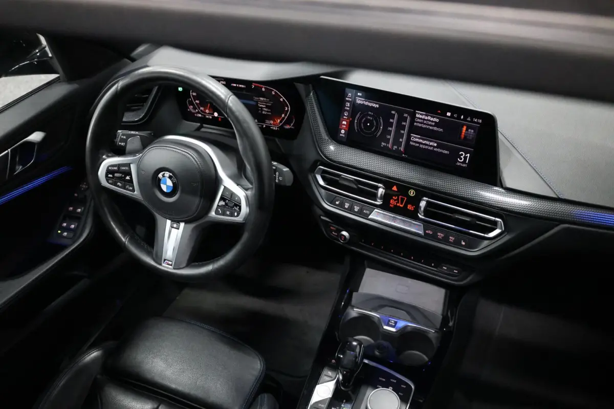 M135i xDrive 306+PK M-PERFORMANCE/LED/VIRTUAL/SFEER/PANO/LEER+S.VERWARMING/CAM/LMV/ACC/ECC/12 MND GARANTIE!