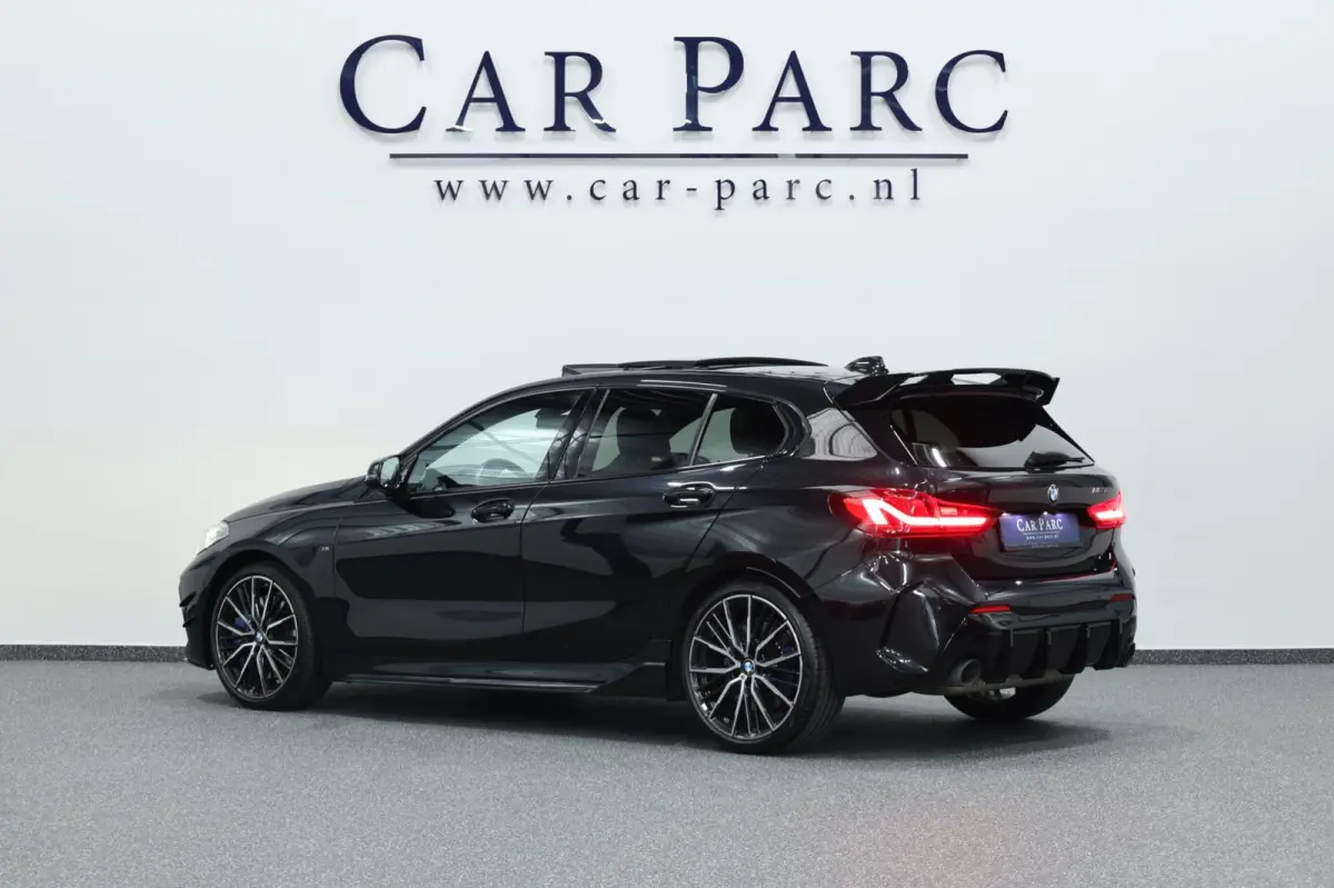 M135i xDrive 306+PK M-PERFORMANCE/LED/VIRTUAL/SFEER/PANO/LEER+S.VERWARMING/CAM/LMV/ACC/ECC/12 MND GARANTIE!