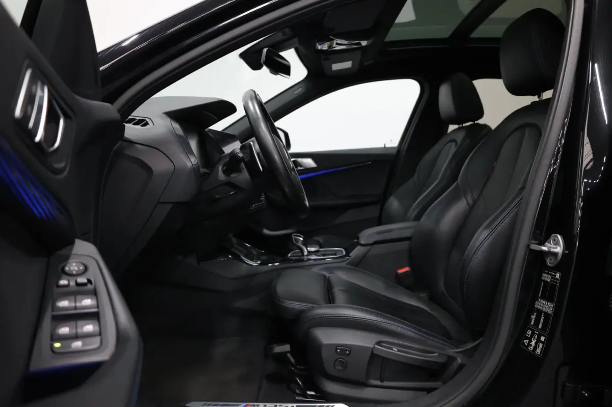 M135i xDrive 306+PK M-PERFORMANCE/LED/VIRTUAL/SFEER/PANO/LEER+S.VERWARMING/CAM/LMV/ACC/ECC/12 MND GARANTIE!