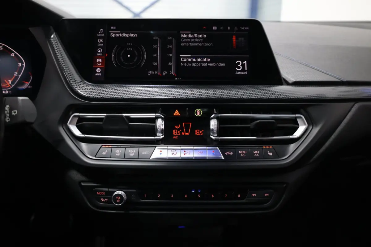 M135i xDrive 306+PK M-PERFORMANCE/LED/VIRTUAL/SFEER/PANO/LEER+S.VERWARMING/CAM/LMV/ACC/ECC/12 MND GARANTIE!