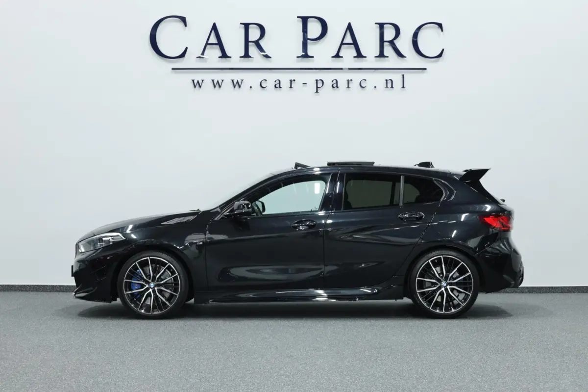 M135i xDrive 306+PK M-PERFORMANCE/LED/VIRTUAL/SFEER/PANO/LEER+S.VERWARMING/CAM/LMV/ACC/ECC/12 MND GARANTIE!