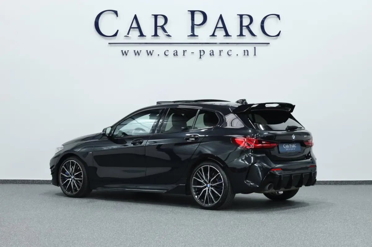 M135i xDrive 306+PK M-PERFORMANCE/LED/VIRTUAL/SFEER/PANO/LEER+S.VERWARMING/CAM/LMV/ACC/ECC/12 MND GARANTIE!