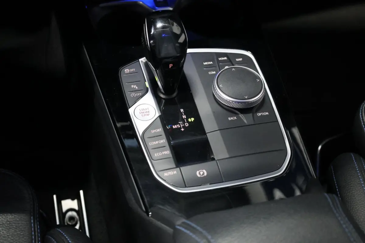 M135i xDrive 306+PK M-PERFORMANCE/LED/VIRTUAL/SFEER/PANO/LEER+S.VERWARMING/CAM/LMV/ACC/ECC/12 MND GARANTIE!