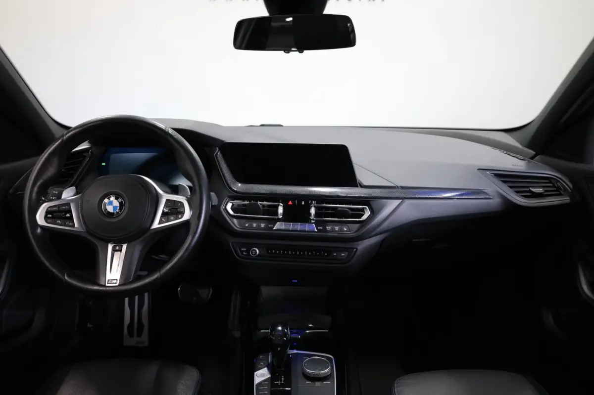 M135i xDrive 306+PK M-PERFORMANCE/LED/VIRTUAL/SFEER/PANO/LEER+S.VERWARMING/CAM/LMV/ACC/ECC/12 MND GARANTIE!
