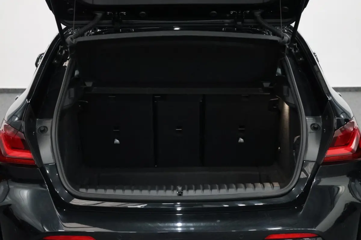 M135i xDrive 306+PK M-PERFORMANCE/LED/VIRTUAL/SFEER/PANO/LEER+S.VERWARMING/CAM/LMV/ACC/ECC/12 MND GARANTIE!