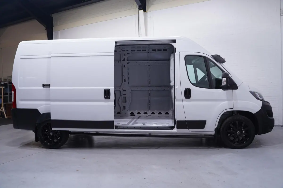 2.2 MultiJet 140 pk L3H2 Black&White Edition Airco Cruise Control, 18" LMV Zwart, Sidebars, Zonneklep, 3-Zits Nieuw