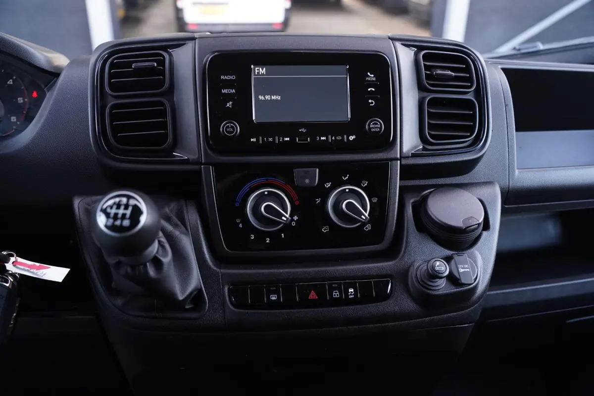 2.2 MultiJet 140 pk L3H2 Black&White Edition Airco Cruise Control, 18" LMV Zwart, Sidebars, Zonneklep, 3-Zits Nieuw