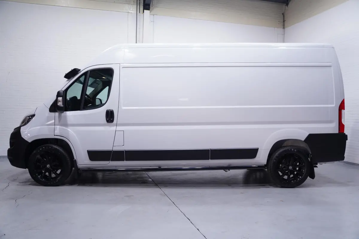 2.2 MultiJet 140 pk L3H2 Black&White Edition Airco Cruise Control, 18" LMV Zwart, Sidebars, Zonneklep, 3-Zits Nieuw