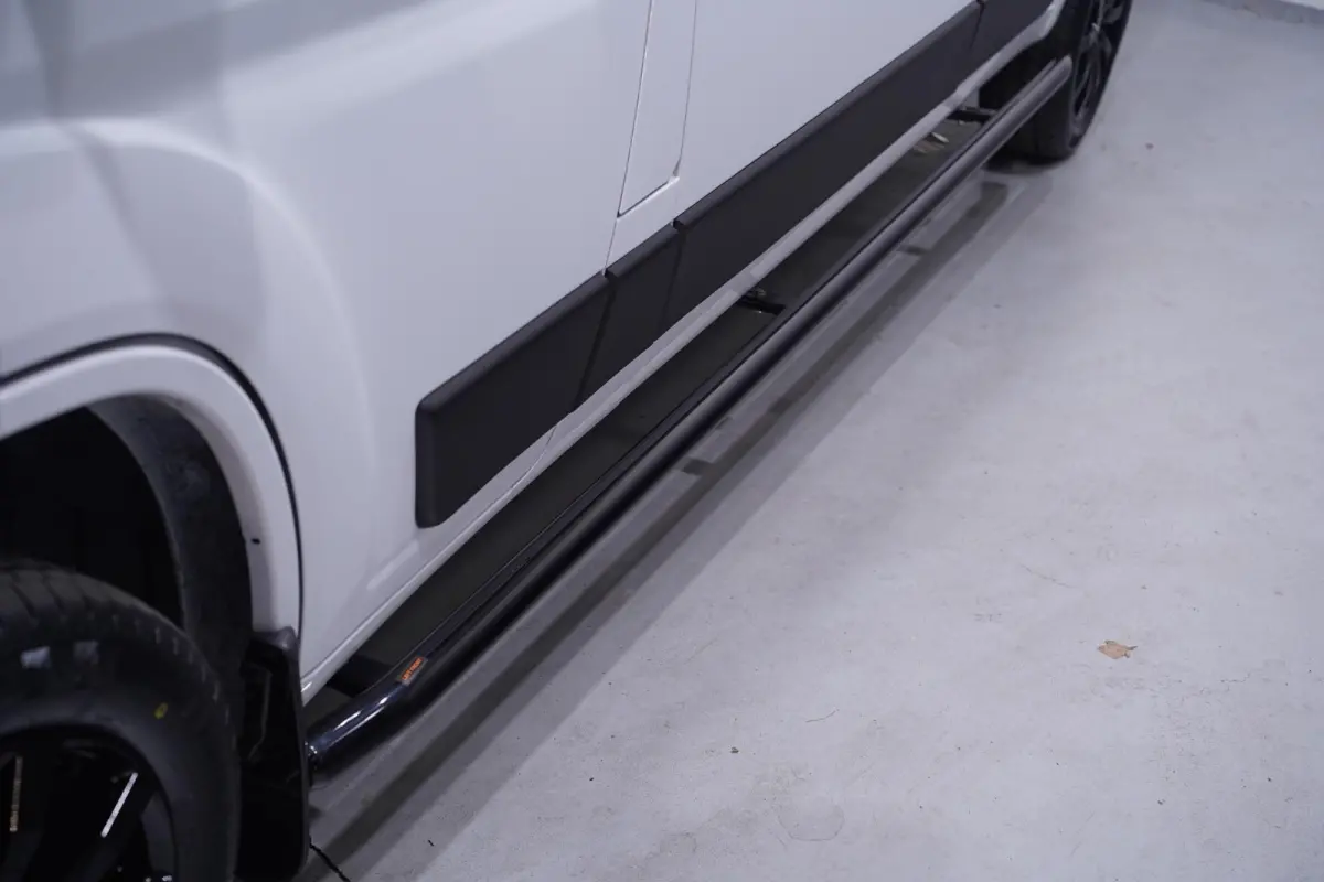 2.2 MultiJet 140 pk L3H2 Black&White Edition Airco Cruise Control, 18" LMV Zwart, Sidebars, Zonneklep, 3-Zits Nieuw