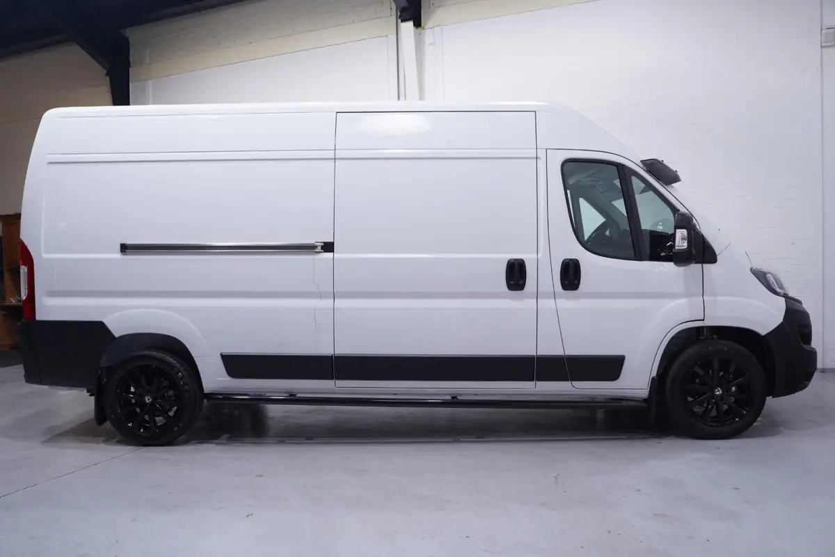 2.2 MultiJet 140 pk L3H2 Black&White Edition Airco Cruise Control, 18" LMV Zwart, Sidebars, Zonneklep, 3-Zits Nieuw