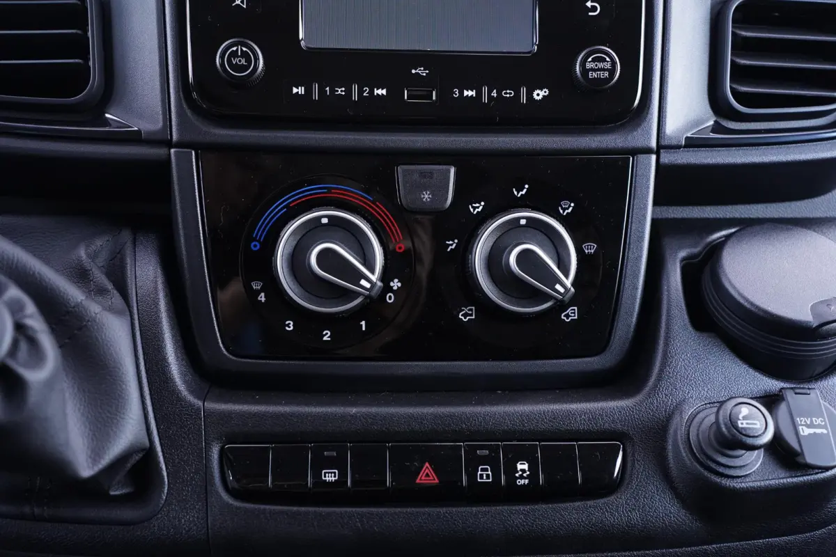 2.2 MultiJet 140 pk L3H2 Black&White Edition Airco Cruise Control, 18" LMV Zwart, Sidebars, Zonneklep, 3-Zits Nieuw
