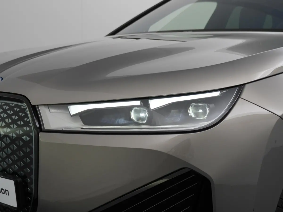 xDrive40 | SoH 100% | Sportpakket | Glazen Panoramadak Sky Lounge | Integral Active Steering | Stuur- & Stoelverwarming | Harman Kardon | 21" Aerodynamic | Stoelventilatie