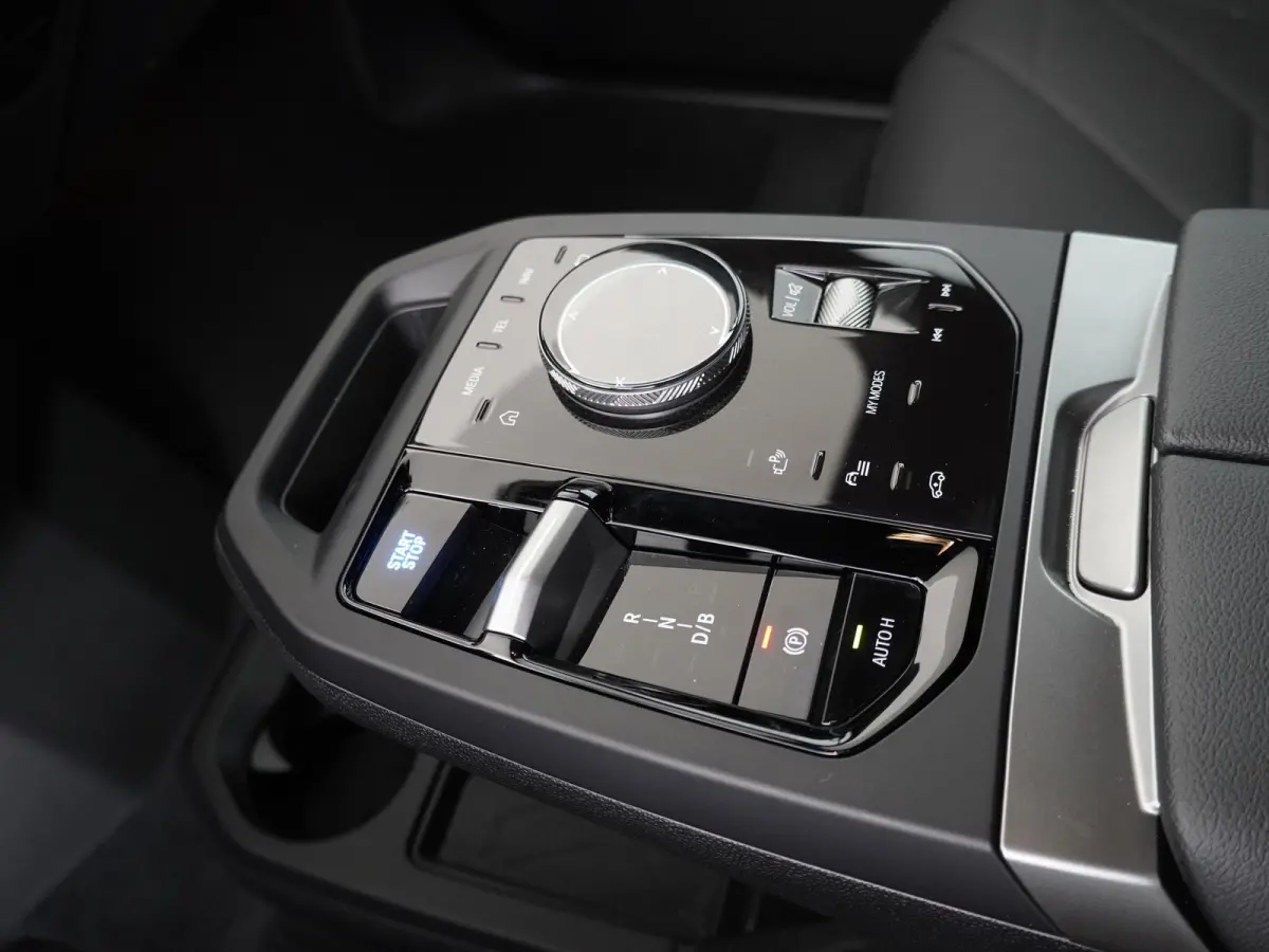 xDrive40 | SoH 100% | Sportpakket | Glazen Panoramadak Sky Lounge | Integral Active Steering | Stuur- & Stoelverwarming | Harman Kardon | 21" Aerodynamic | Stoelventilatie