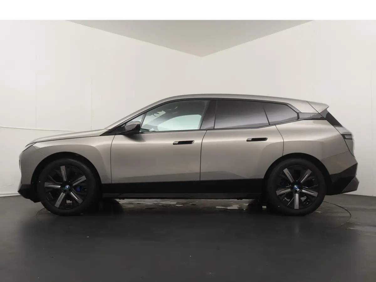 xDrive40 | SoH 100% | Sportpakket | Glazen Panoramadak Sky Lounge | Integral Active Steering | Stuur- & Stoelverwarming | Harman Kardon | 21" Aerodynamic | Stoelventilatie