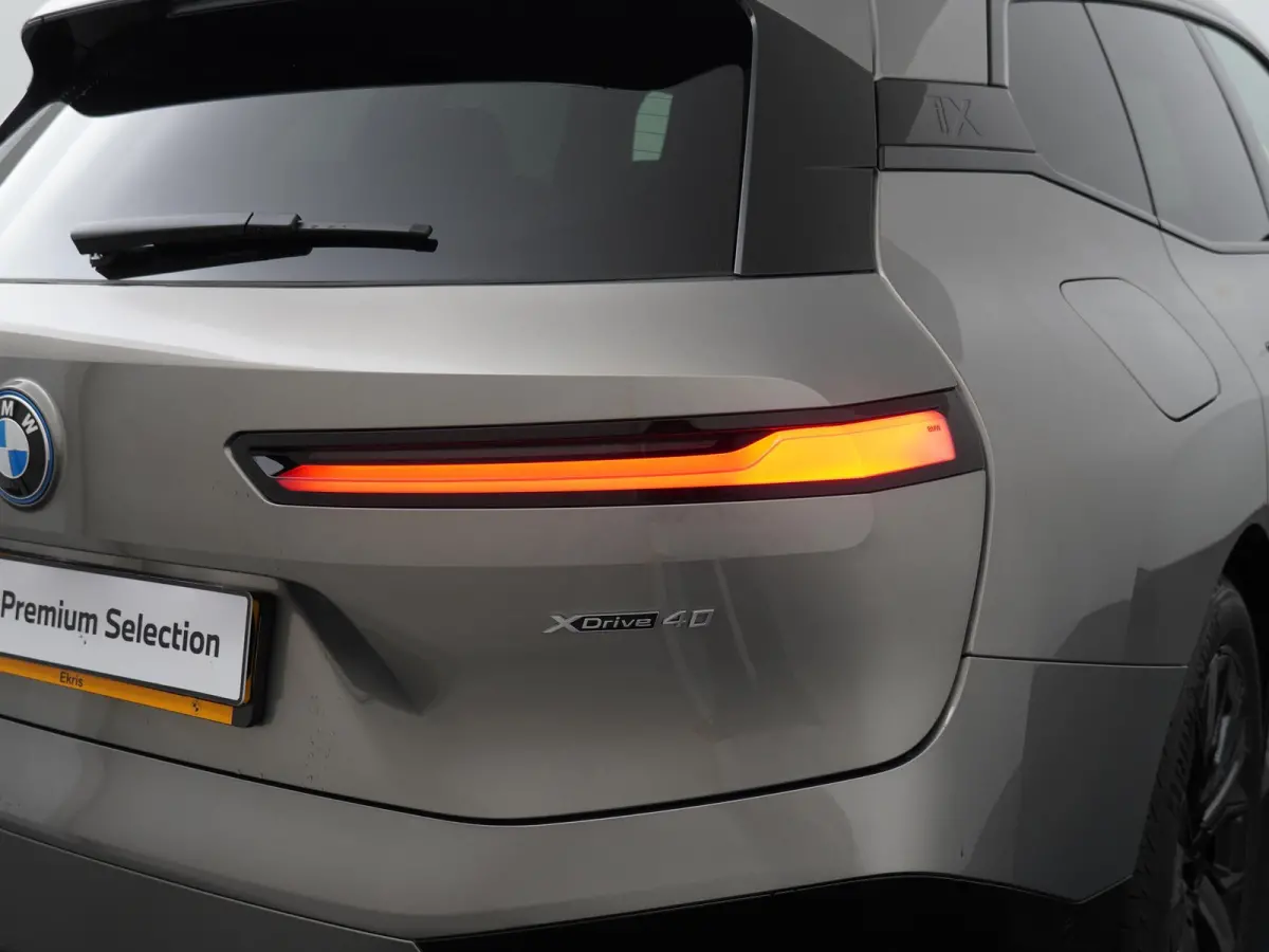 xDrive40 | SoH 100% | Sportpakket | Glazen Panoramadak Sky Lounge | Integral Active Steering | Stuur- & Stoelverwarming | Harman Kardon | 21" Aerodynamic | Stoelventilatie