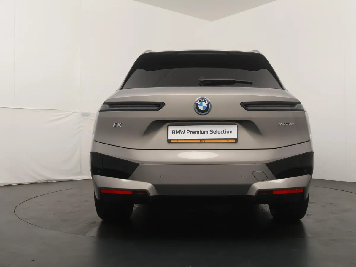 xDrive40 | SoH 100% | Sportpakket | Glazen Panoramadak Sky Lounge | Integral Active Steering | Stuur- & Stoelverwarming | Harman Kardon | 21" Aerodynamic | Stoelventilatie