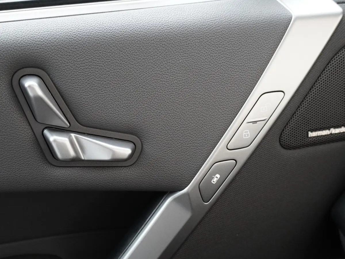 xDrive40 | SoH 100% | Sportpakket | Glazen Panoramadak Sky Lounge | Integral Active Steering | Stuur- & Stoelverwarming | Harman Kardon | 21" Aerodynamic | Stoelventilatie