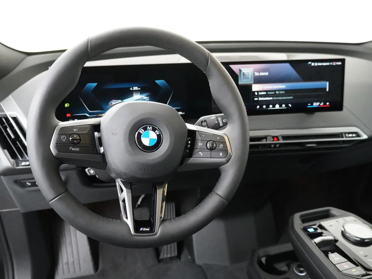 xDrive40 | SoH 100% | Sportpakket | Glazen Panoramadak Sky Lounge | Integral Active Steering | Stuur- & Stoelverwarming | Harman Kardon | 21" Aerodynamic | Stoelventilatie
