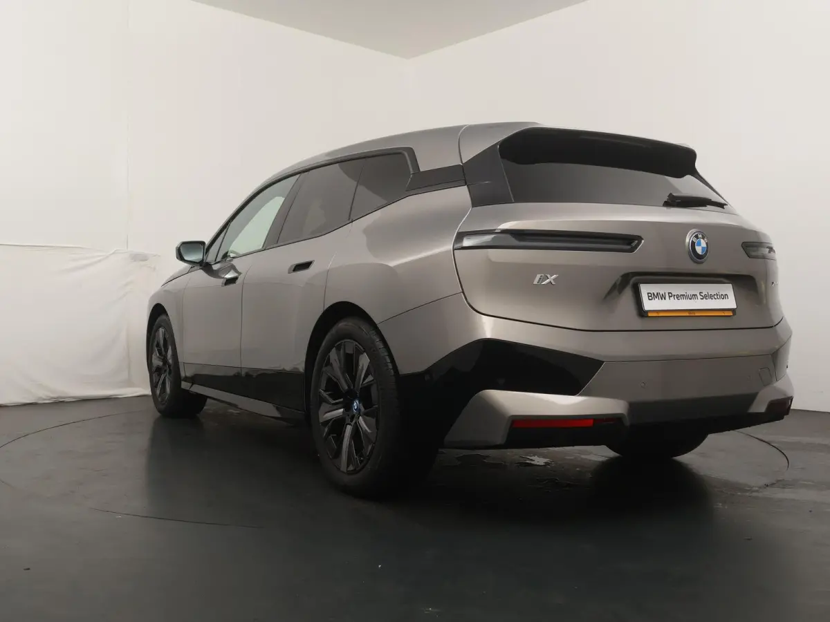 xDrive40 | SoH 100% | Sportpakket | Glazen Panoramadak Sky Lounge | Integral Active Steering | Stuur- & Stoelverwarming | Harman Kardon | 21" Aerodynamic | Stoelventilatie