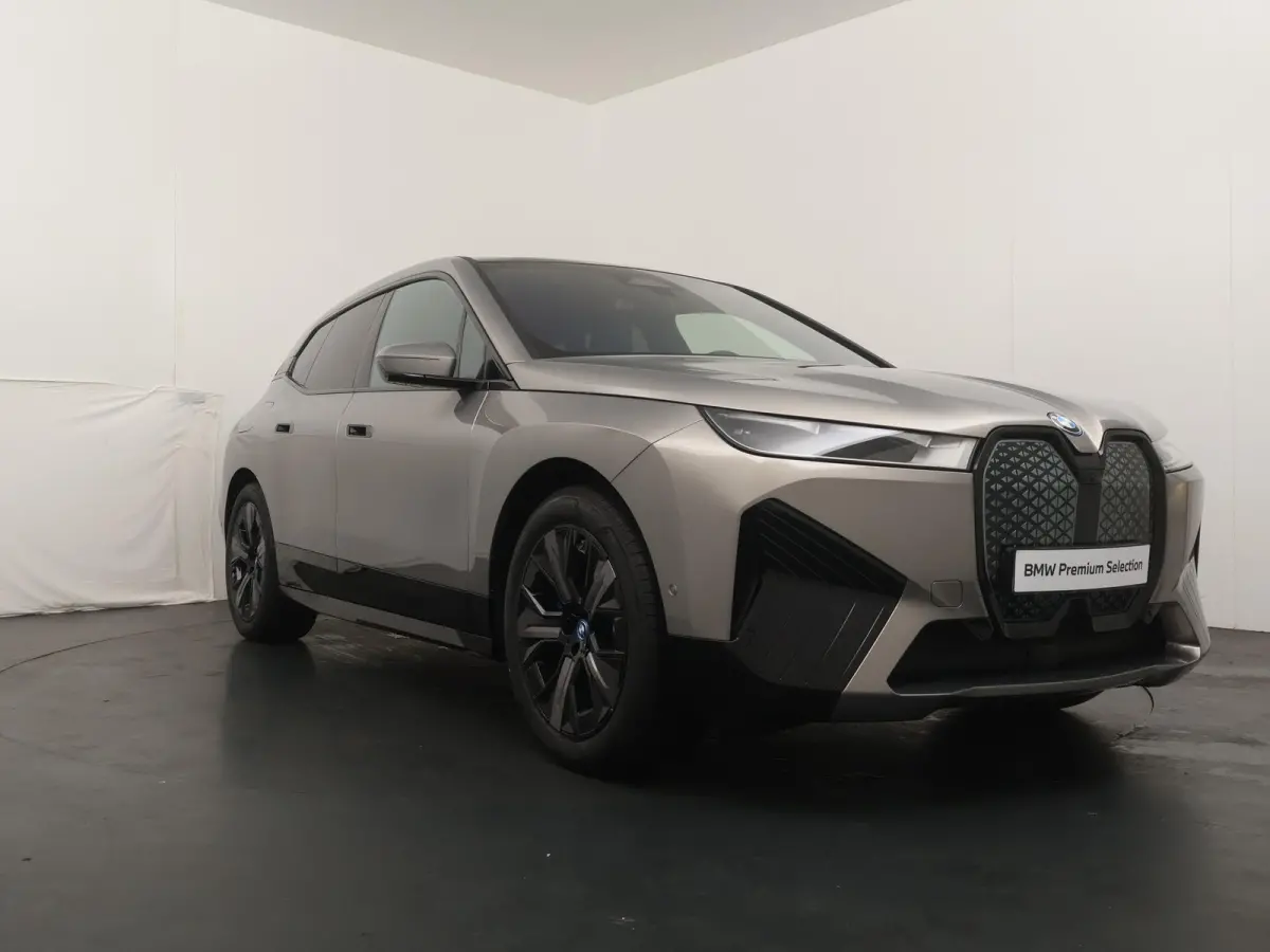 xDrive40 | SoH 100% | Sportpakket | Glazen Panoramadak Sky Lounge | Integral Active Steering | Stuur- & Stoelverwarming | Harman Kardon | 21" Aerodynamic | Stoelventilatie