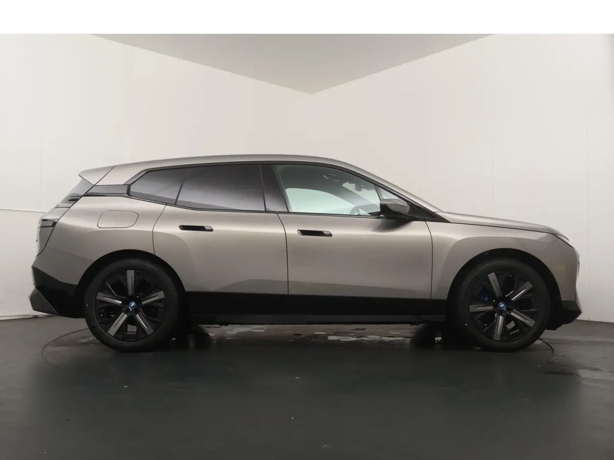 xDrive40 | SoH 100% | Sportpakket | Glazen Panoramadak Sky Lounge | Integral Active Steering | Stuur- & Stoelverwarming | Harman Kardon | 21" Aerodynamic | Stoelventilatie